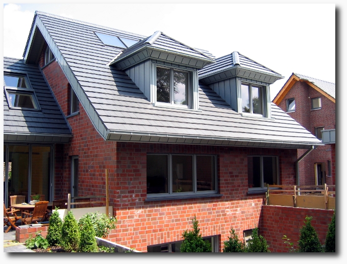 Verkleidung Dachgaube mit Stulppaneel Rheinzink vorbeweittert und Dacheindeckung mit Tonziegeln